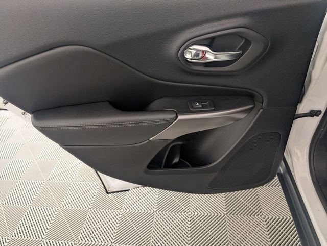 Used 2019 Jeep Cherokee Limited image 30