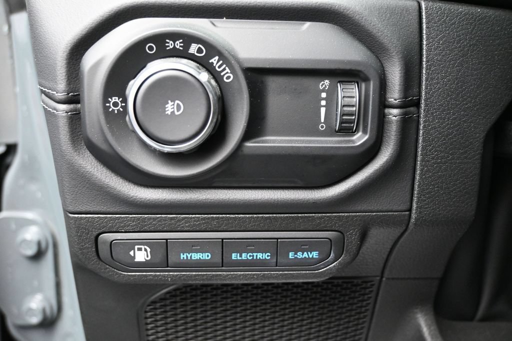 Used 2025 Jeep Wrangler Unlimited Sahara AWD/4WD image 12