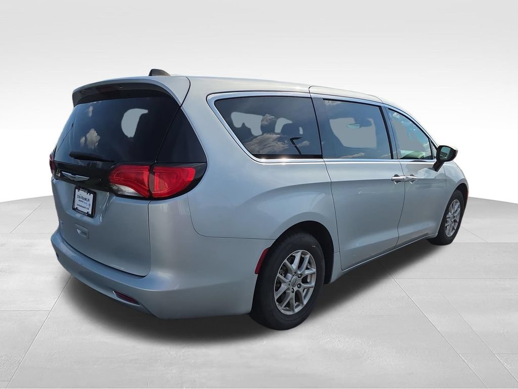 Used 2023 Chrysler Voyager LX FWD image 5