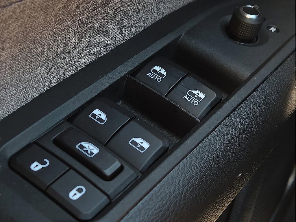 Used 2025 Jeep Compass Sport AWD/4WD image 17