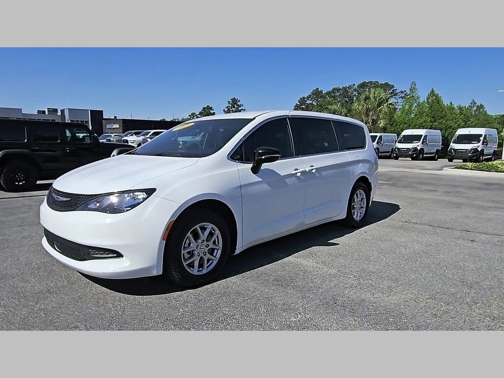 Used 2025 Chrysler Voyager LX image 41