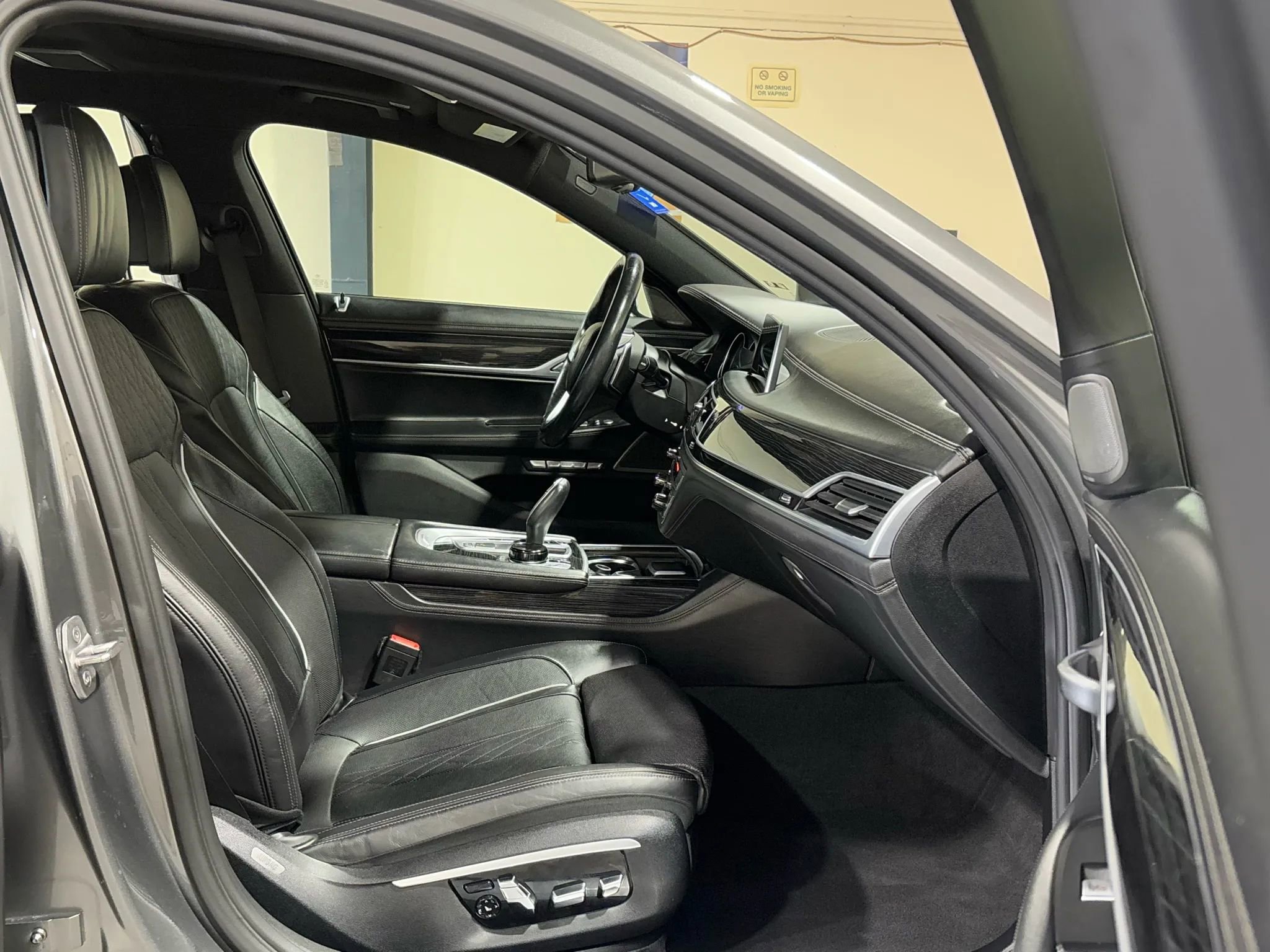 Used 2016 BMW 750i image 14