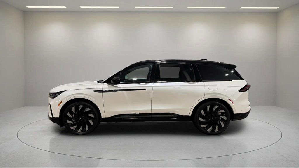 Certified 2024 Lincoln Nautilus Reserve w/ Jet Appearance Package (87T) AWD/4WD image 17