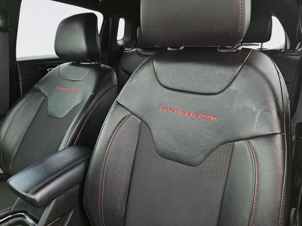 Used 2025 Jeep Compass Trailhawk AWD/4WD image 32