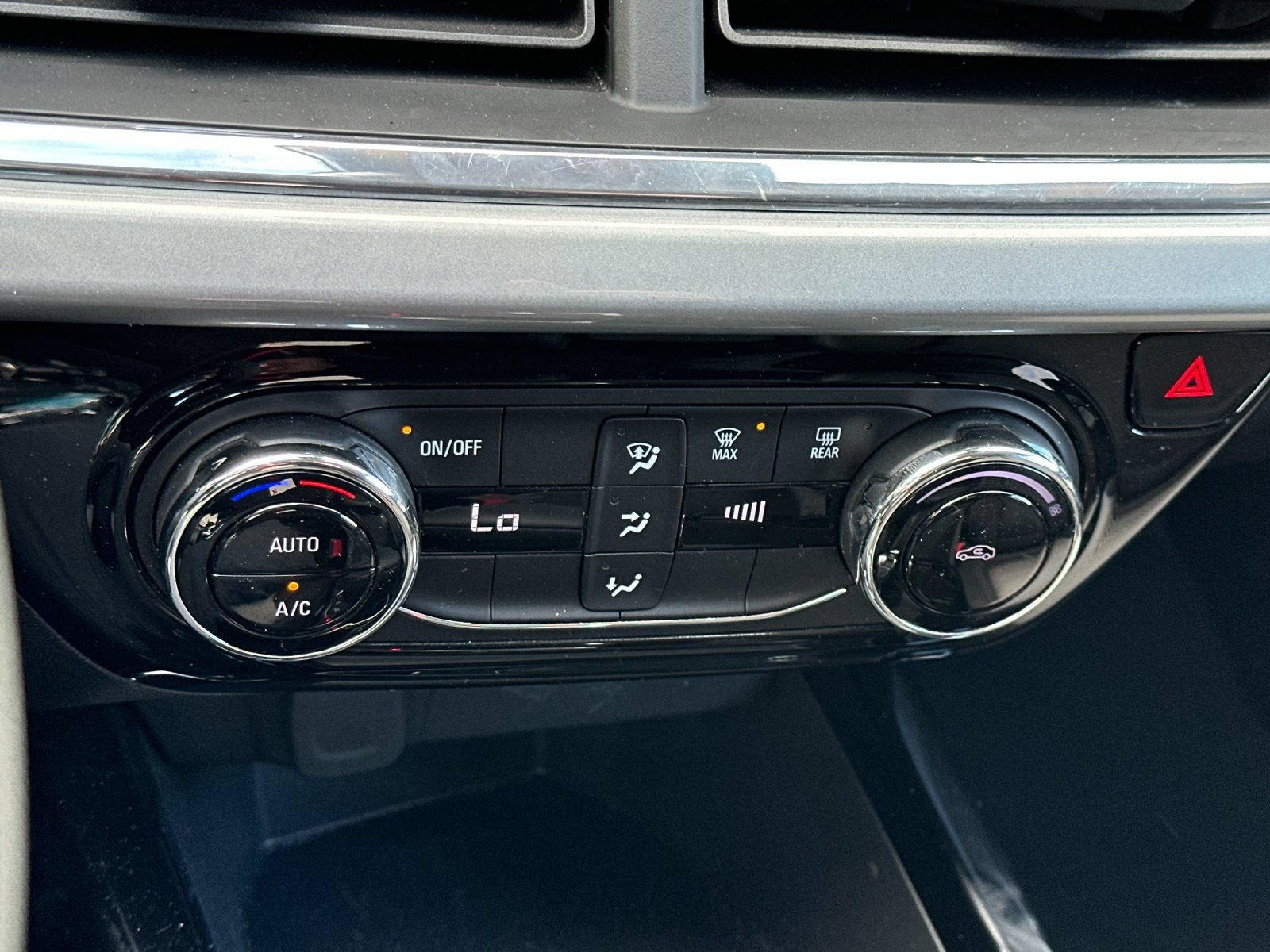 Used 2025 Chevrolet Trax LT FWD image 19