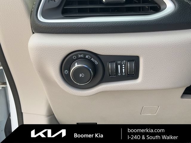 Used 2023 Chrysler Pacifica Touring-L FWD image 19