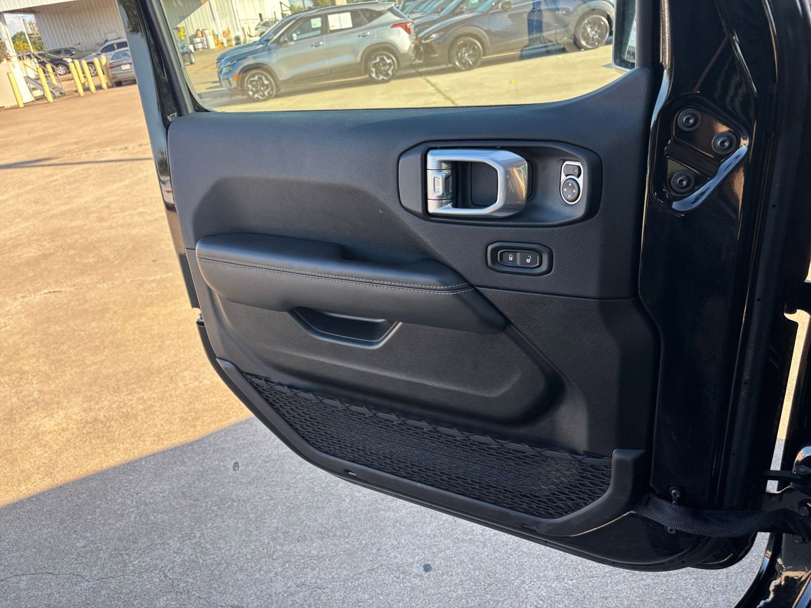 Used 2025 Jeep Wrangler Sahara image 20