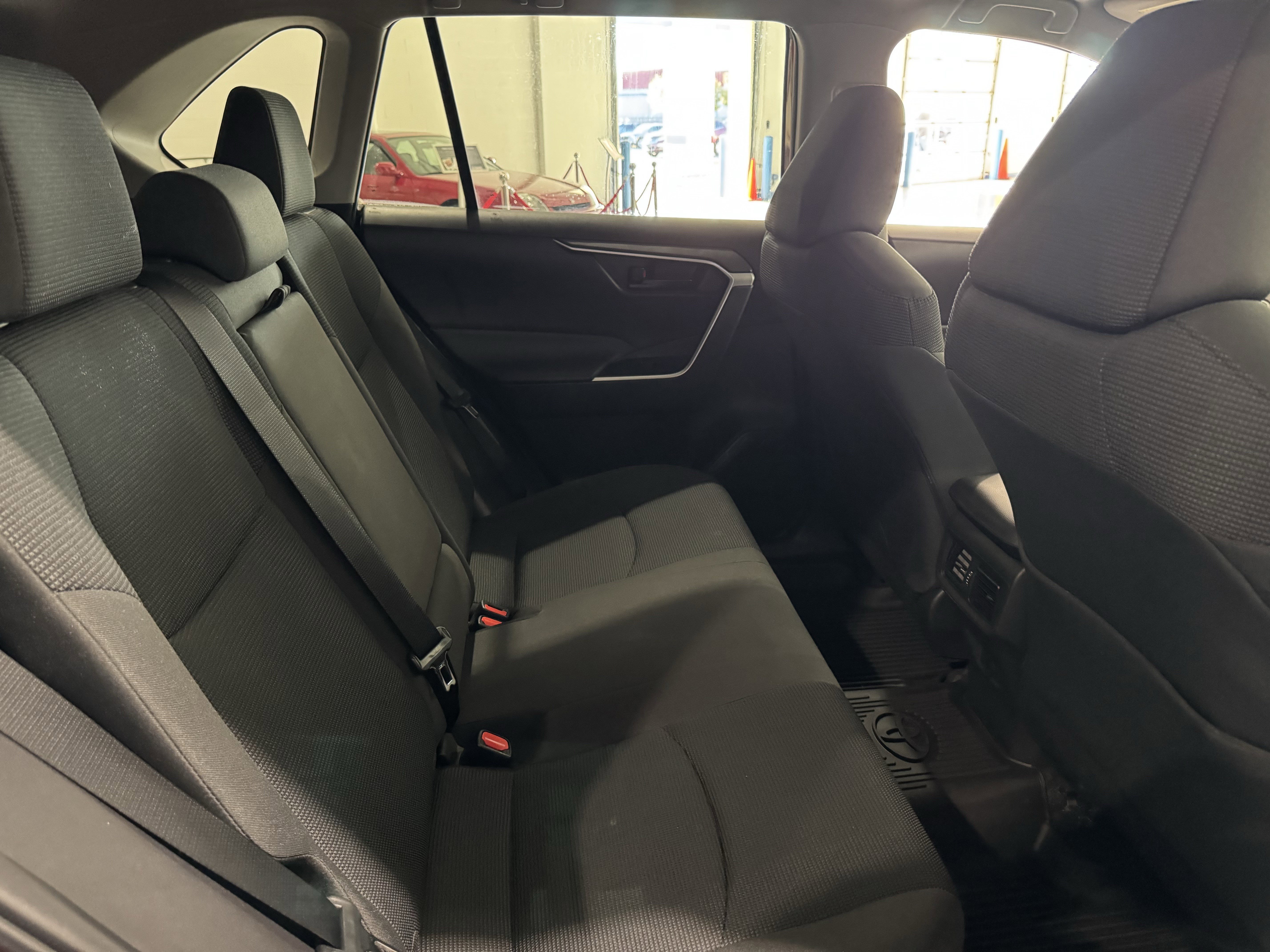 Used 2022 Toyota RAV4 LE image 32
