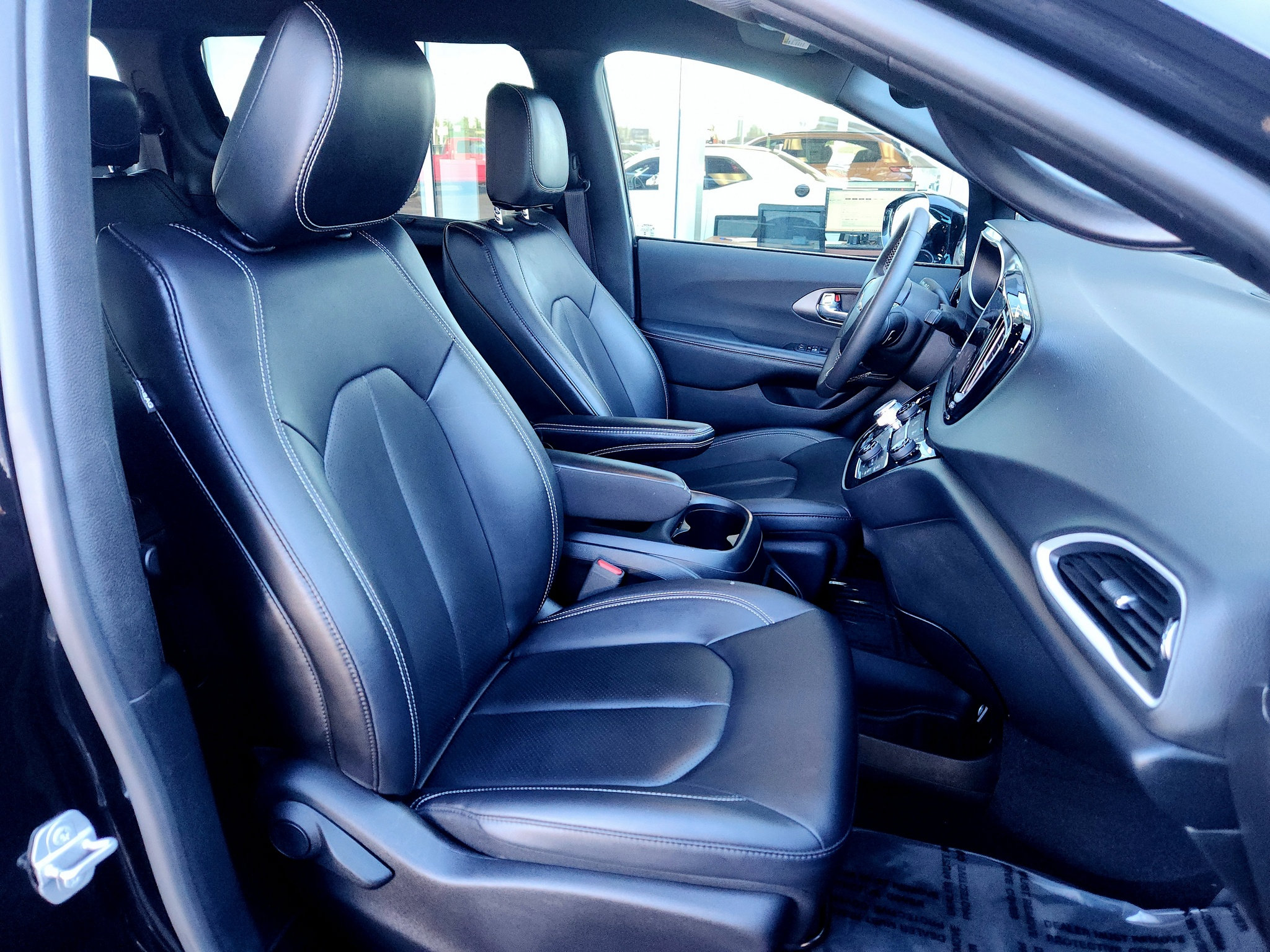 Used 2025 Chrysler Pacifica Select FWD image 33