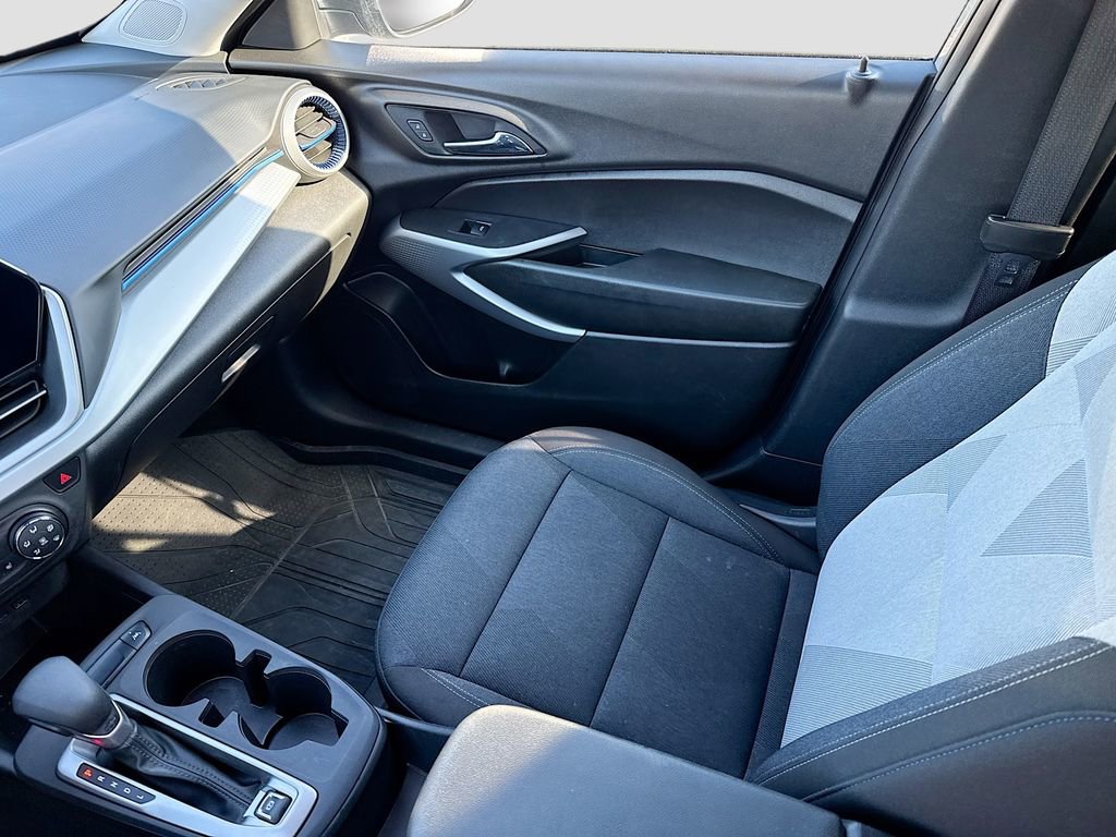 Used 2025 Chevrolet Trax LS w/ LS Convenience Package image 22