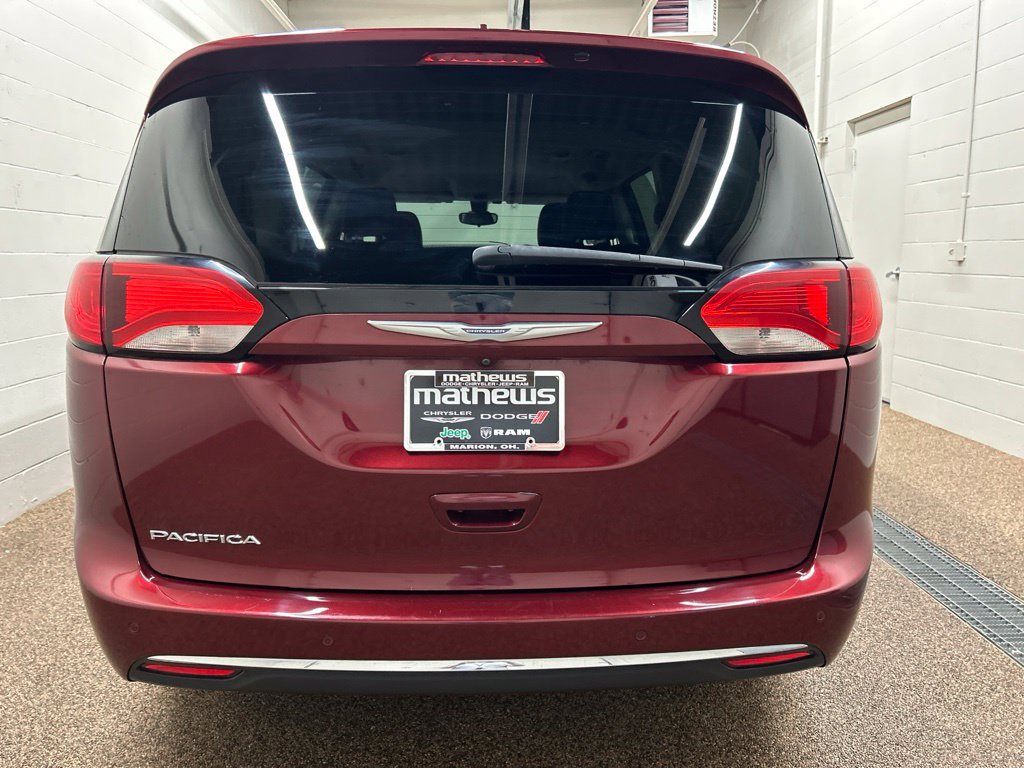 Used 2017 Chrysler Pacifica Touring-L FWD image 3
