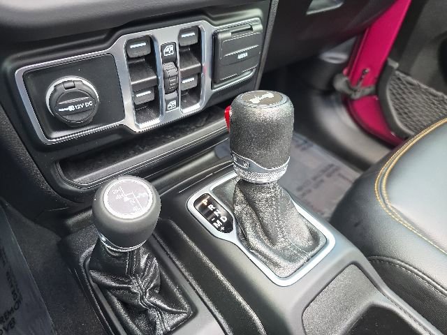 Used 2024 Jeep Wrangler Unlimited Sahara w/ Technology Group AWD/4WD image 36