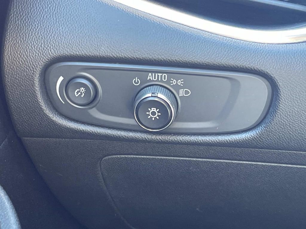 Used 2021 Chevrolet Malibu LT image 28