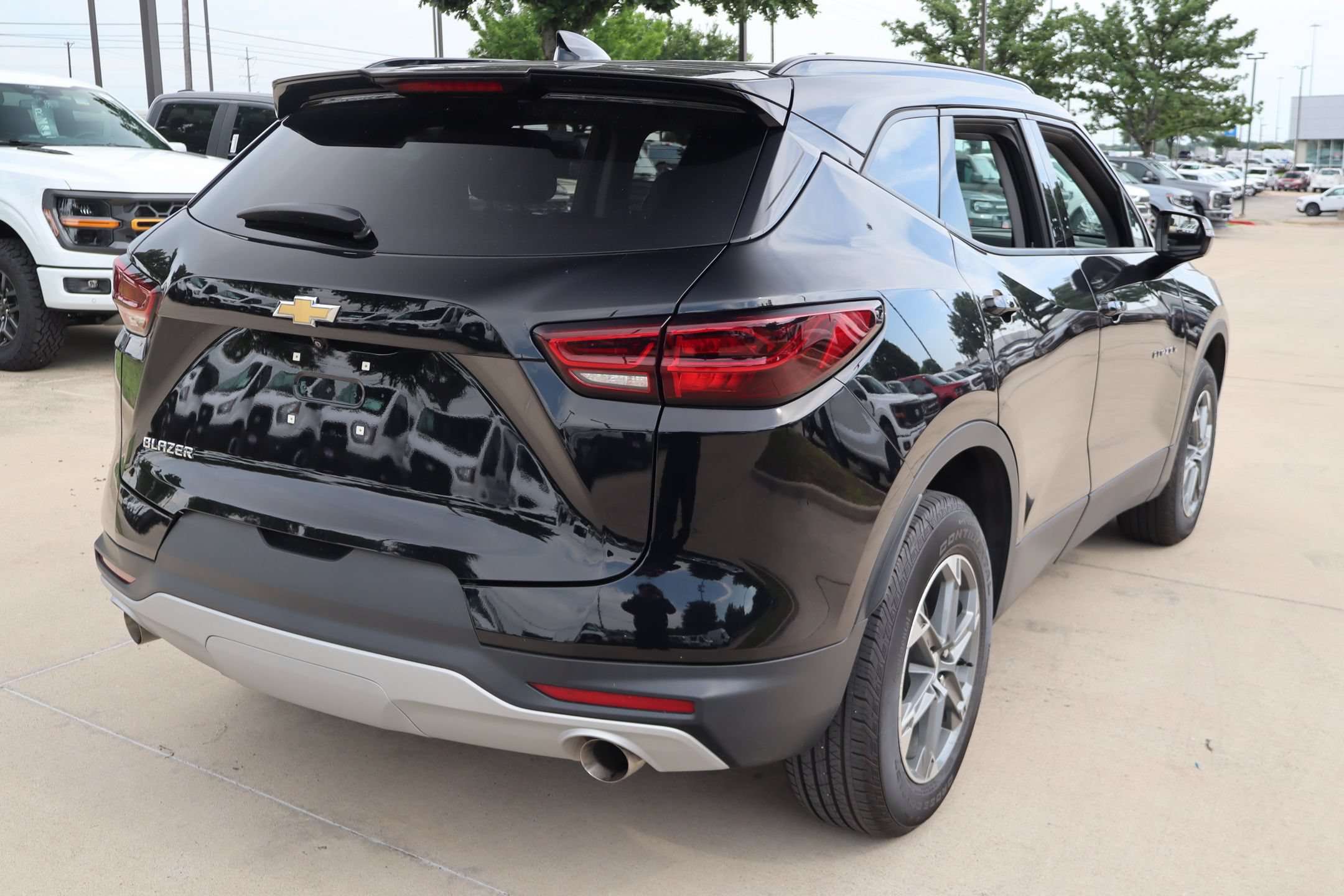 Used 2023 Chevrolet Blazer LT FWD image 3
