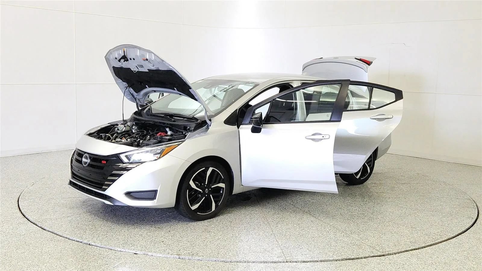 Used 2024 Nissan Versa SR FWD image 10