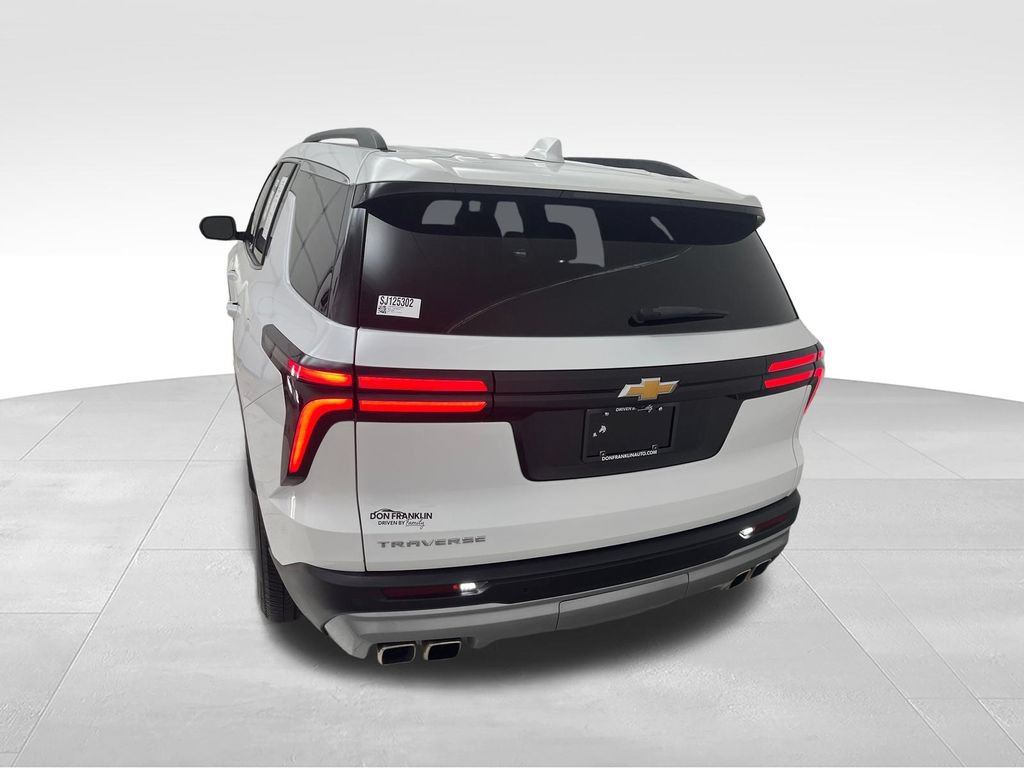 Used 2025 Chevrolet Traverse LT FWD image 4