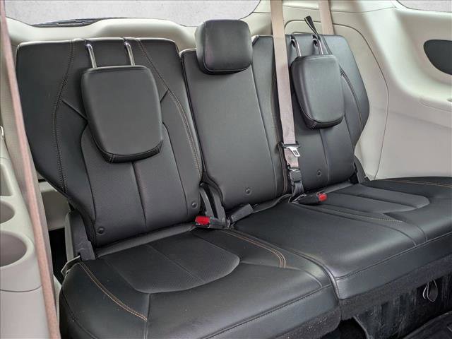 Used 2018 Chrysler Pacifica Touring-L image 18