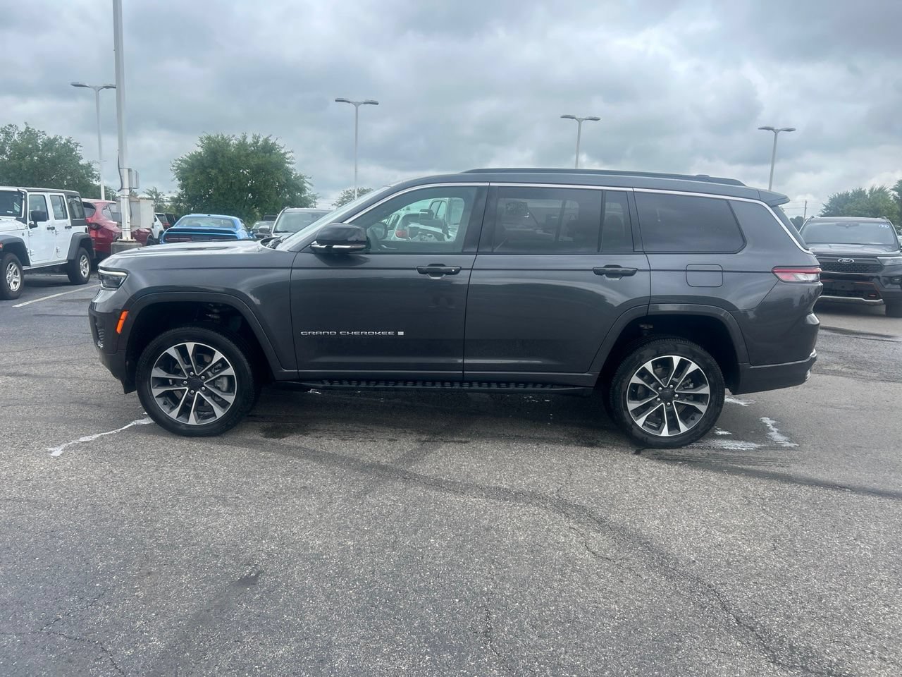 Used 2025 Jeep Grand Cherokee L Overland w/ Luxury Tech Group IV AWD/4WD image 6