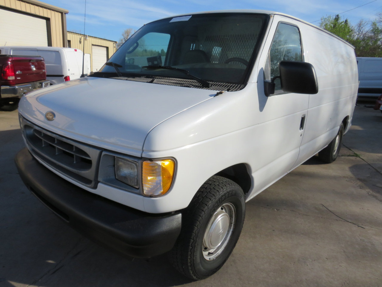 Used 2001 Ford E-150 and Econoline 150 RWD image 1