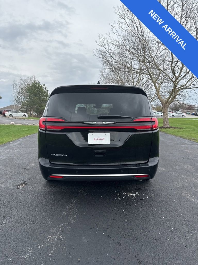 Used 2024 Chrysler Pacifica Touring-L image 5