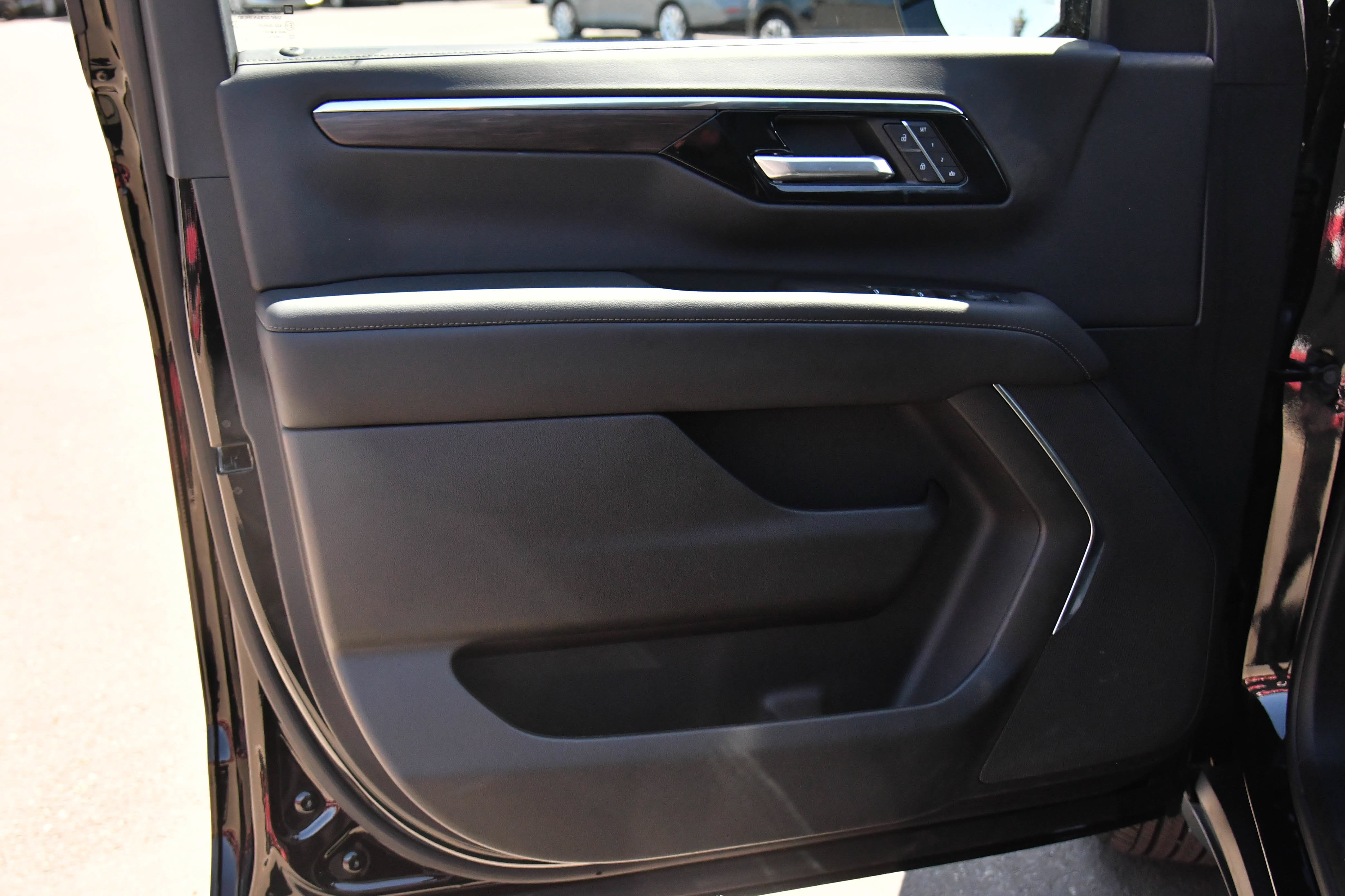 Used 2025 Chevrolet Tahoe LT AWD/4WD image 13