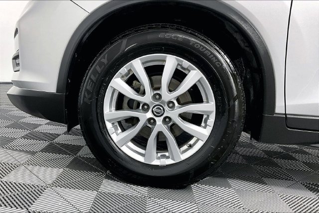 Used 2017 Nissan Rogue SV FWD image 9