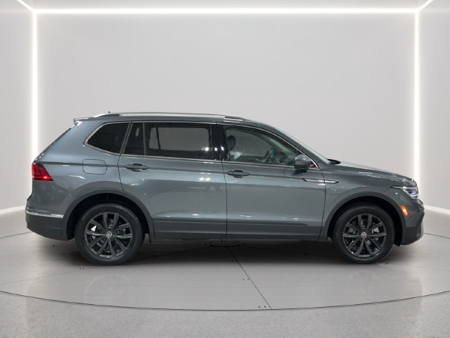 Used 2024 Volkswagen Tiguan SE w/ Panoramic Sunroof Package AWD/4WD image 7