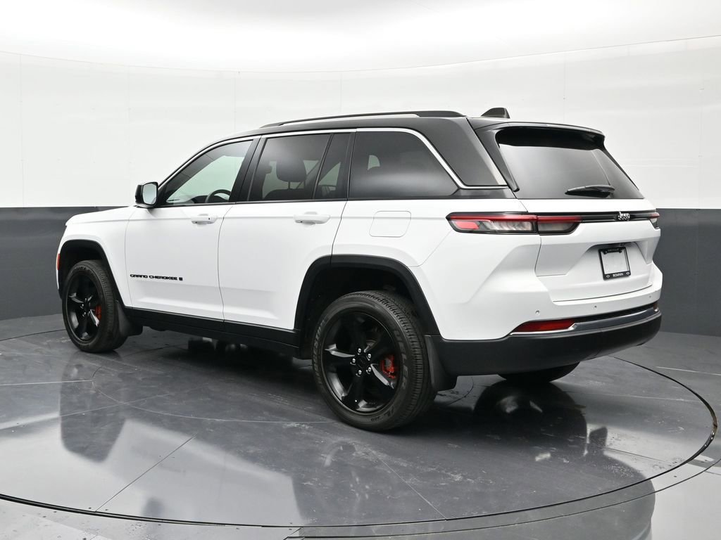Used 2023 Jeep Grand Cherokee Laredo image 3