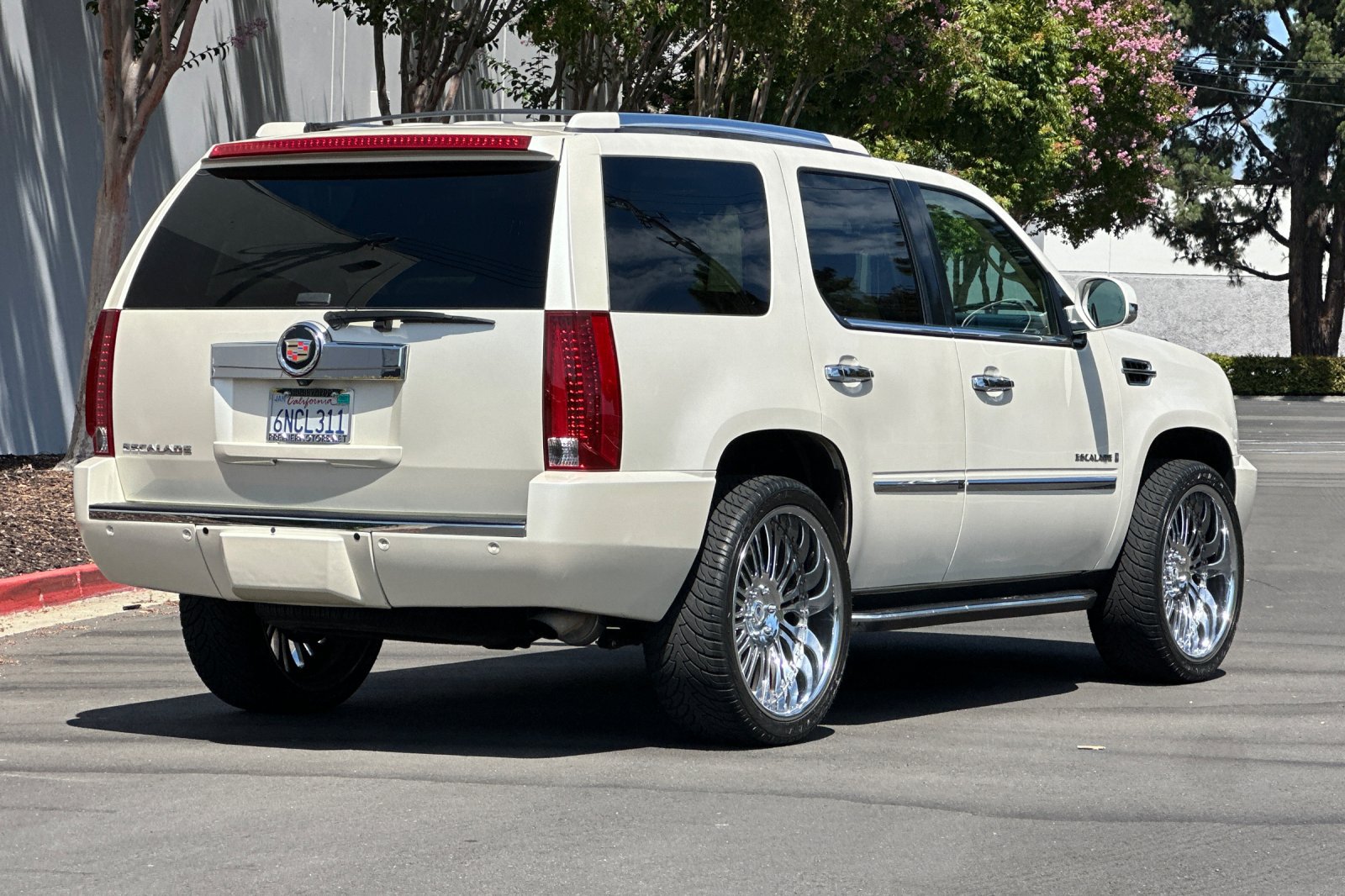 Used 2007 Cadillac Escalade AWD w/ Information Package image 4