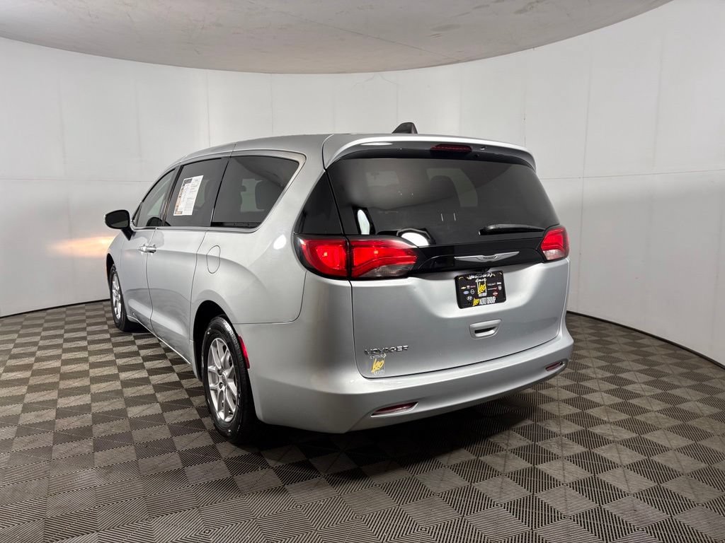 Used 2022 Chrysler Voyager LX FWD image 3