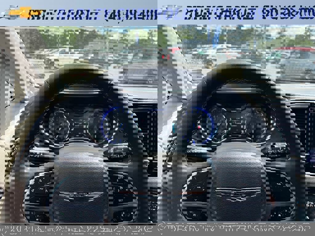 Used 2024 Chrysler Pacifica Touring-L FWD image 12