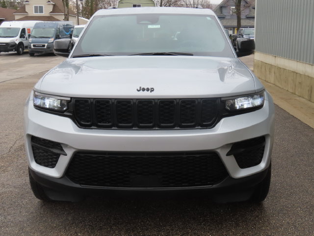 Used 2023 Jeep Grand Cherokee Altitude AWD/4WD image 10