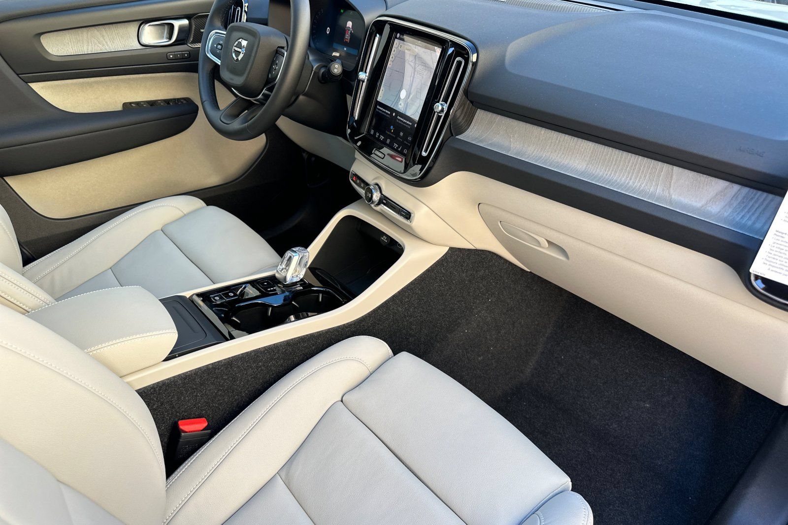 New 2026 Volvo XC40 B5 Ultra w/ Climate Package AWD/4WD image 17