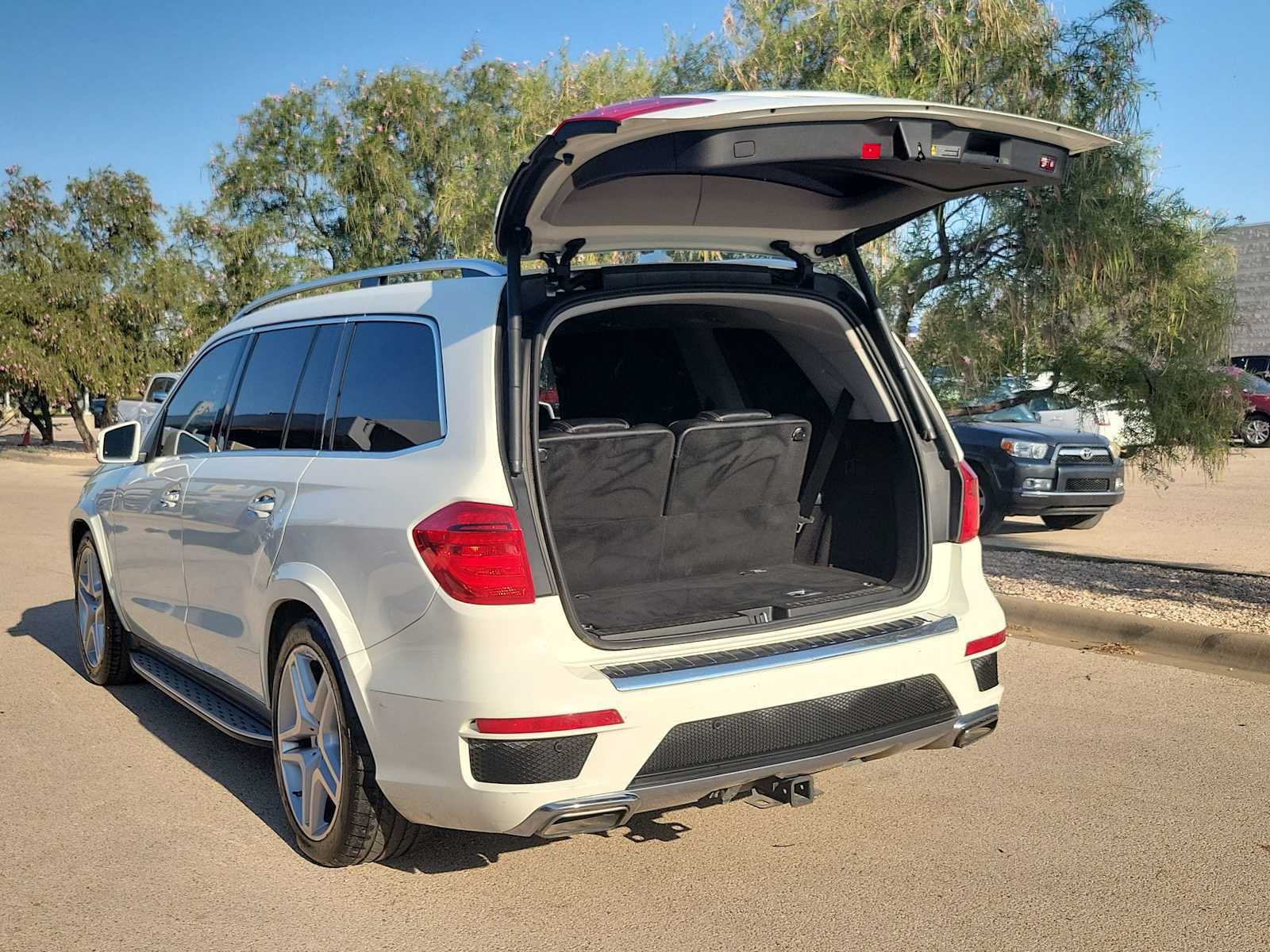 Used 2013 Mercedes-Benz GL 550 4MATIC image 23