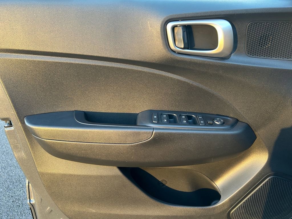 Certified 2025 Hyundai Venue SEL image 22