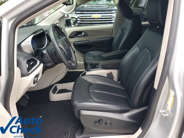 Used 2024 Chrysler Pacifica Touring-L FWD image 17