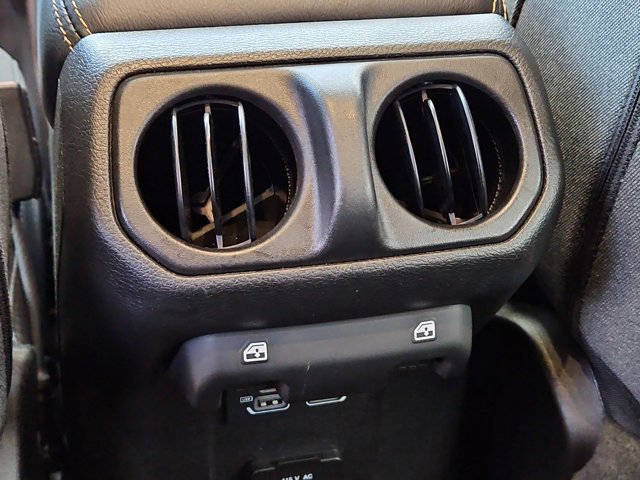 Used 2025 Jeep Wrangler Sahara image 17