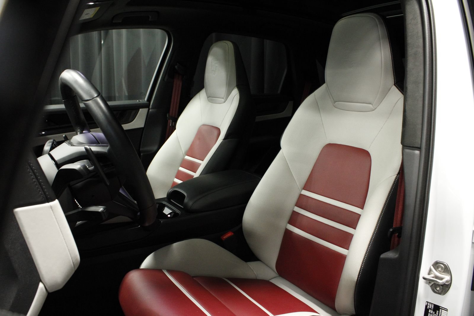 Certified 2025 Porsche Cayenne GTS AWD/4WD image 19