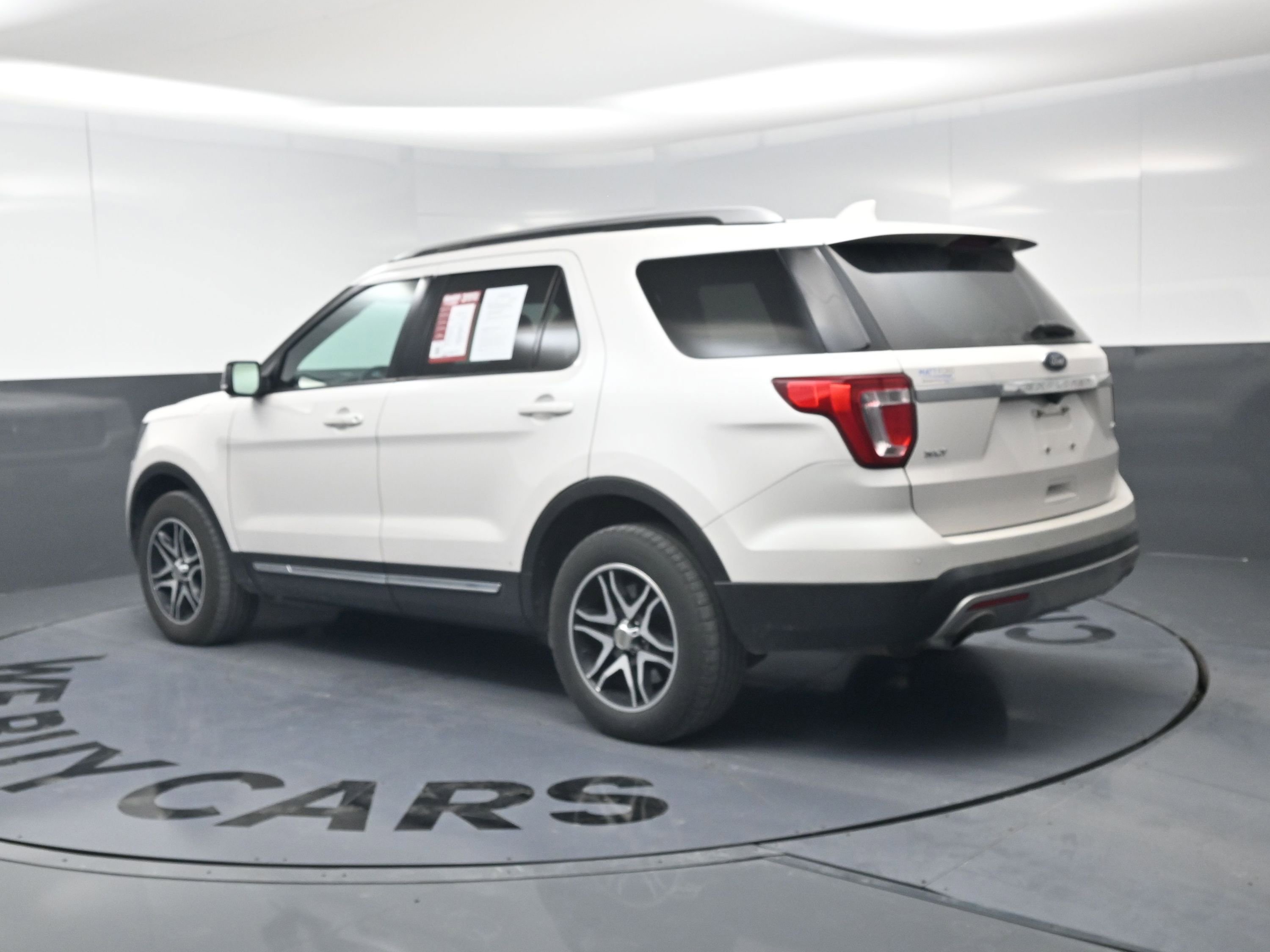 Used 2017 Ford Explorer XLT w/ Equipment Group 202A image 7