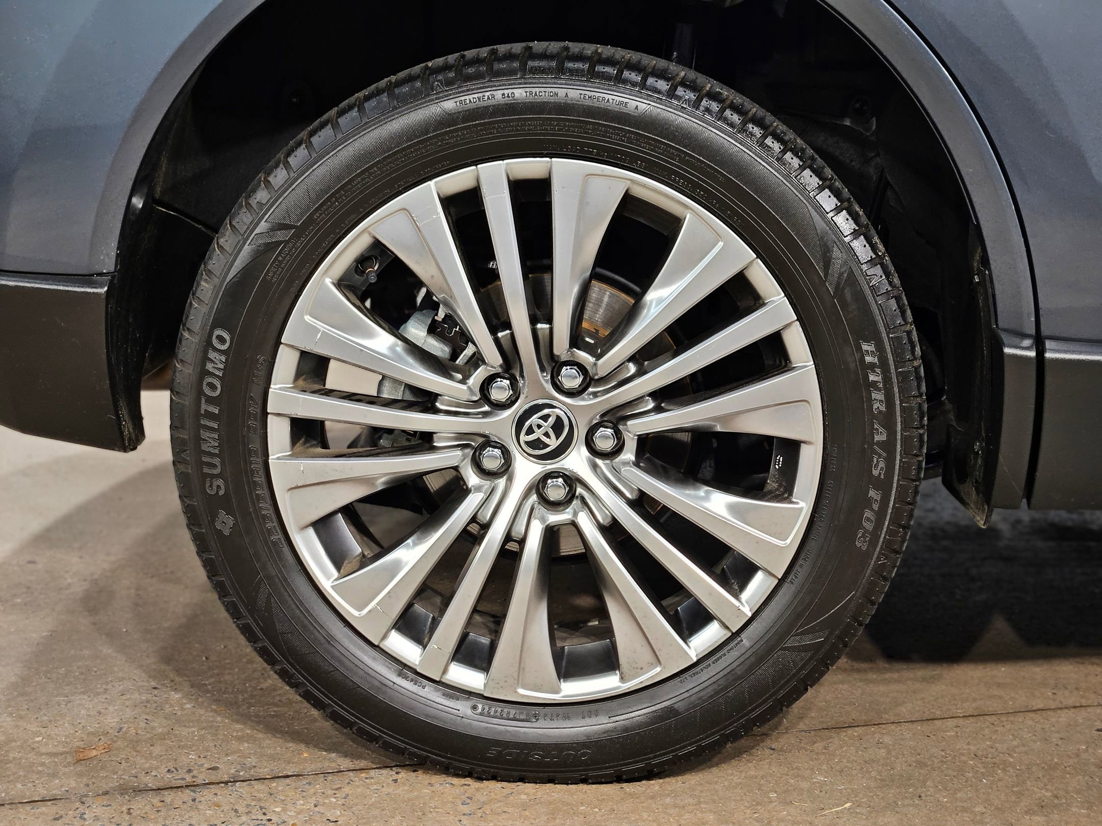 Used 2023 Toyota Venza Limited image 17