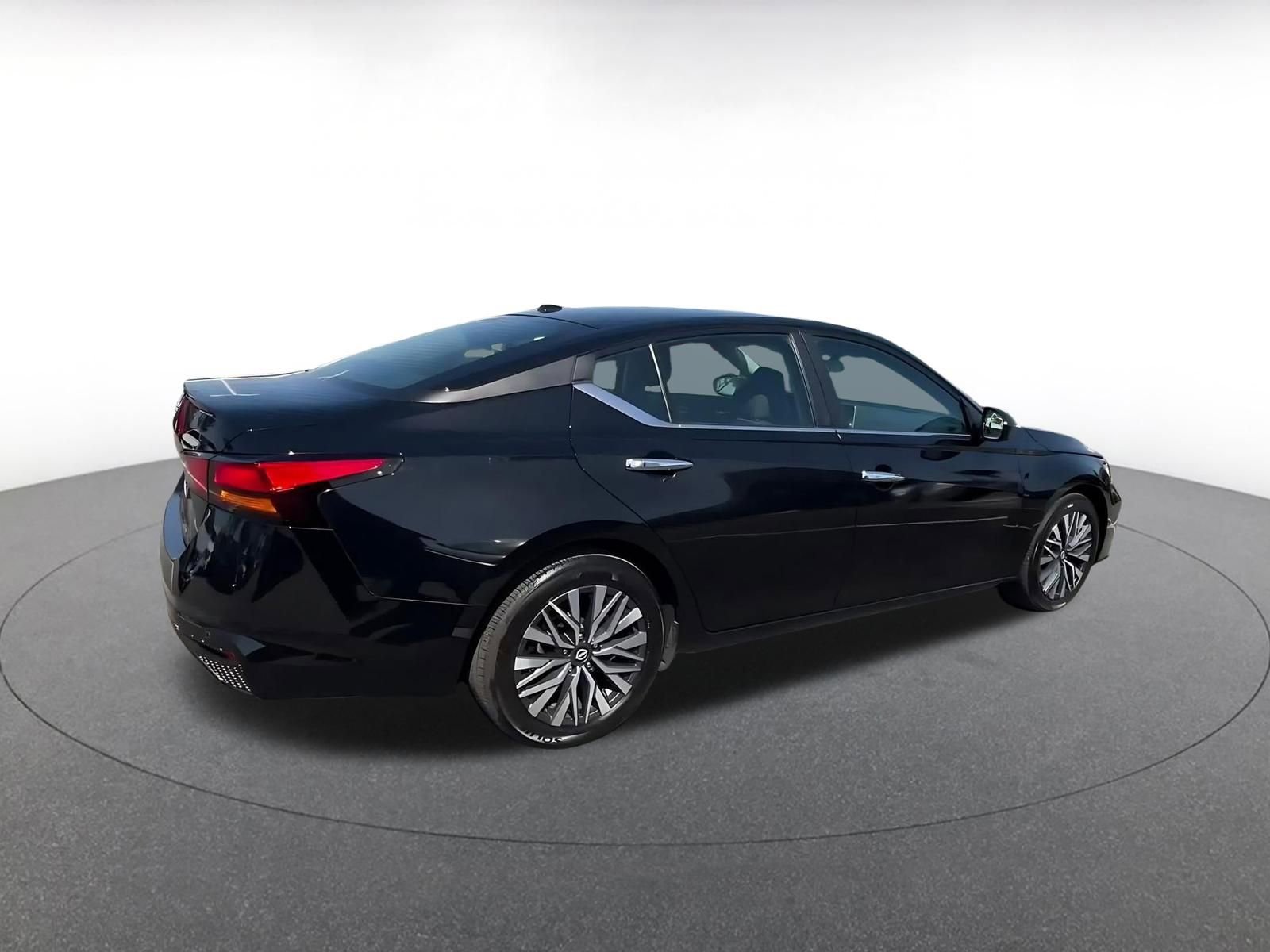 Used 2025 Nissan Altima 2.5 SV image 15