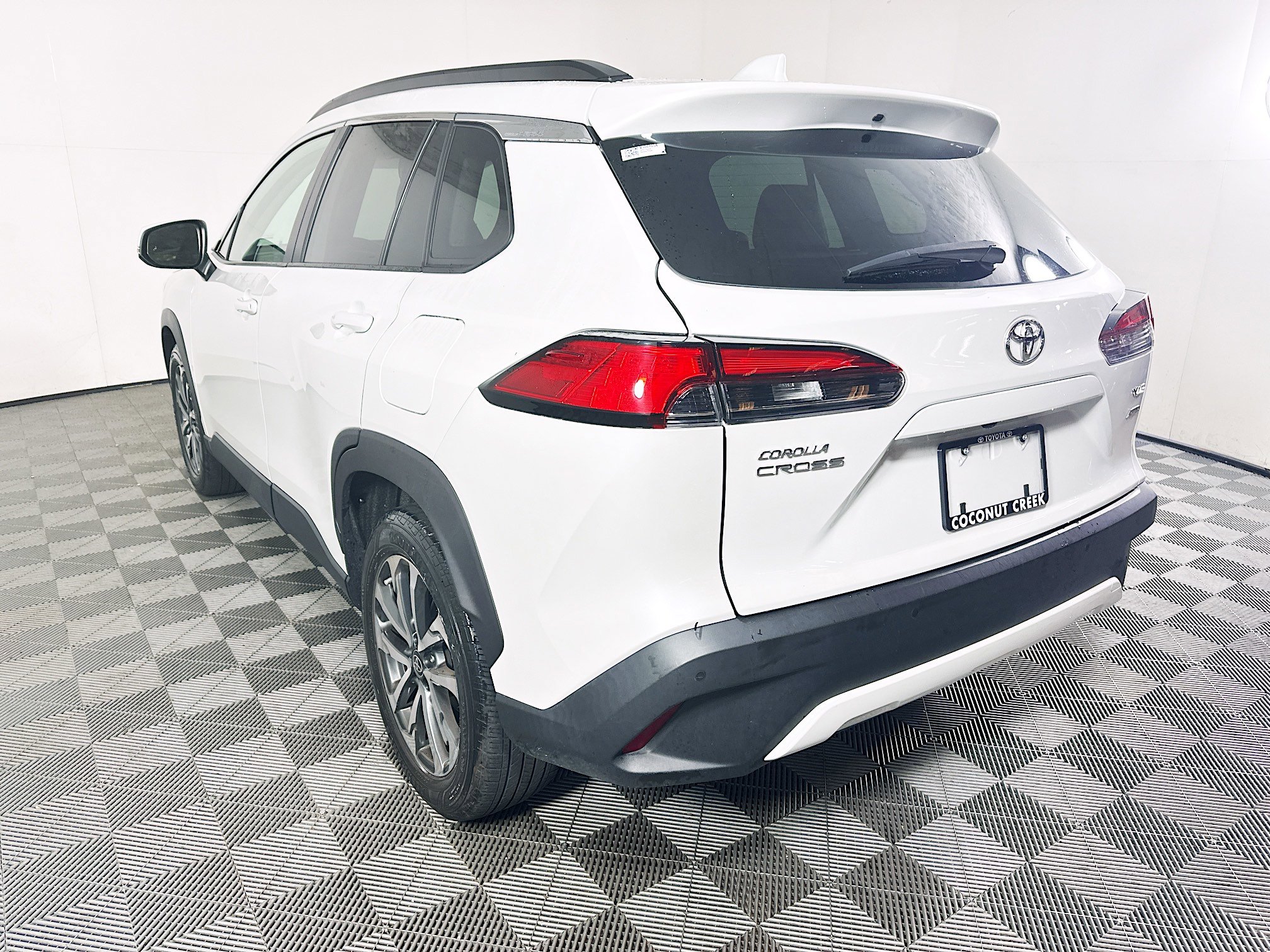 Used 2023 Toyota Corolla Cross XLE w/ Convenience Package AWD/4WD image 5