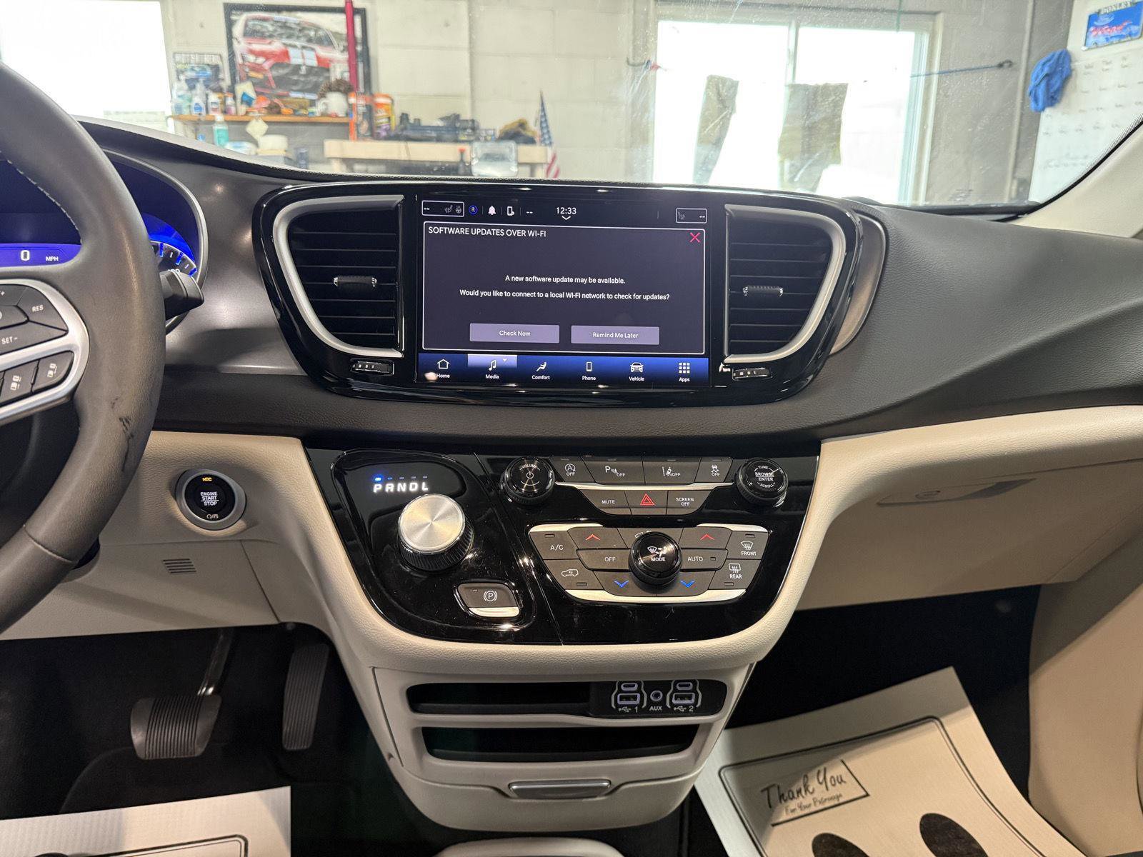 Used 2024 Chrysler Pacifica Touring-L image 17