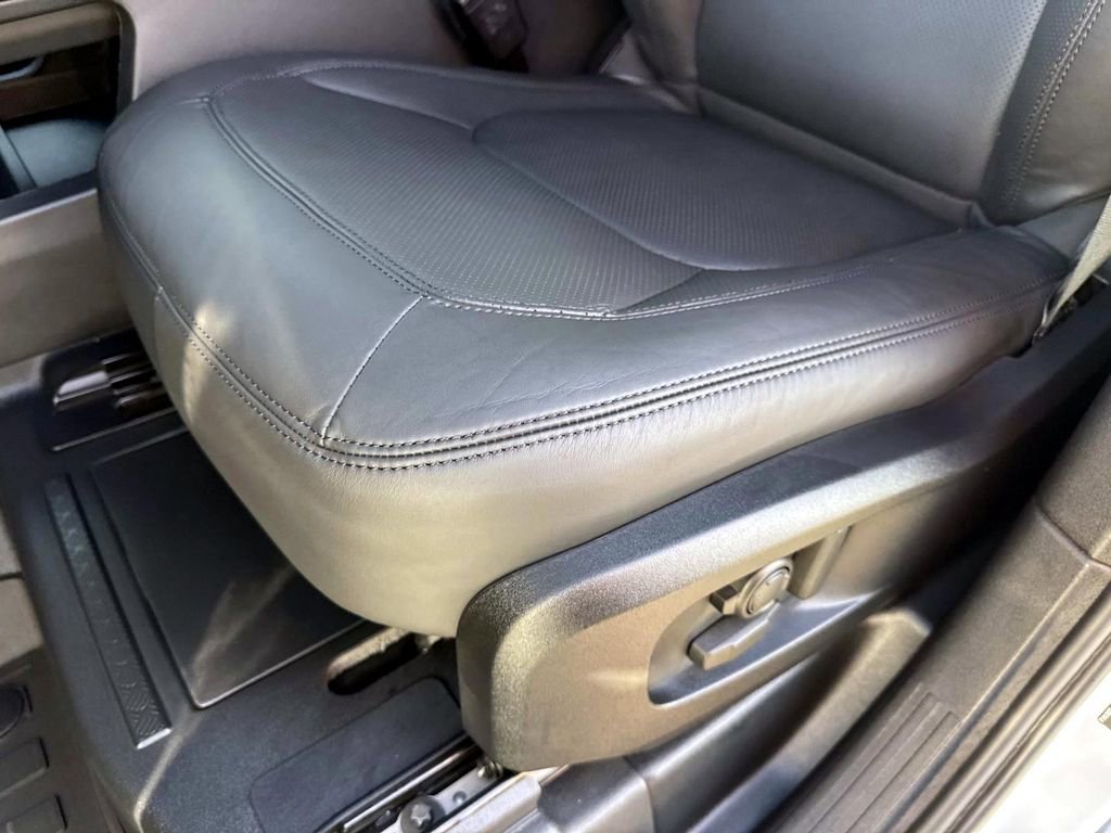 New 2026 Land Rover Defender 110 X-Dynamic SE image 15