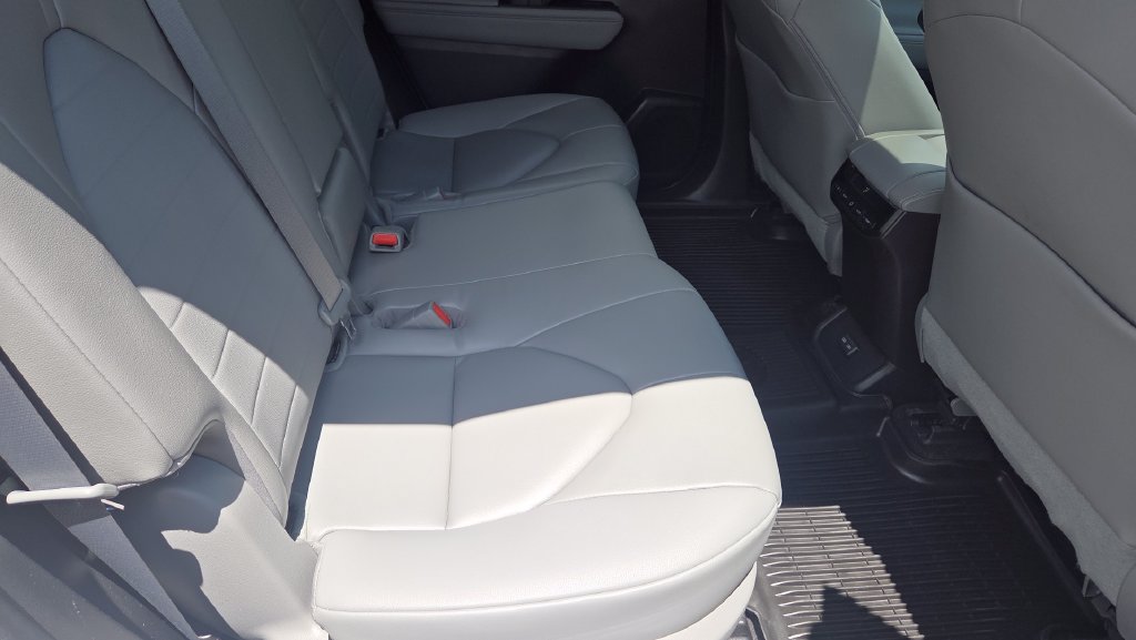 Used 2023 Toyota Highlander XLE FWD image 13