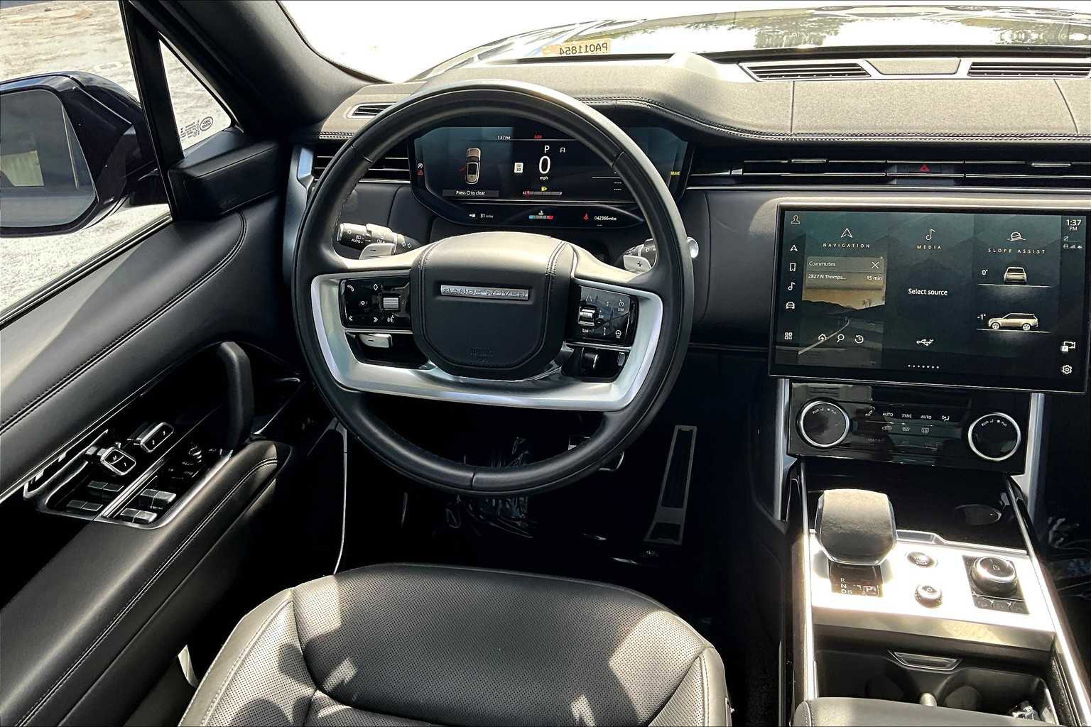 Used 2023 Land Rover Range Rover Long Wheelbase SE image 9