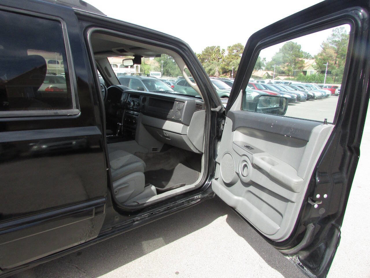 Used 2007 Jeep Commander Sport image 10