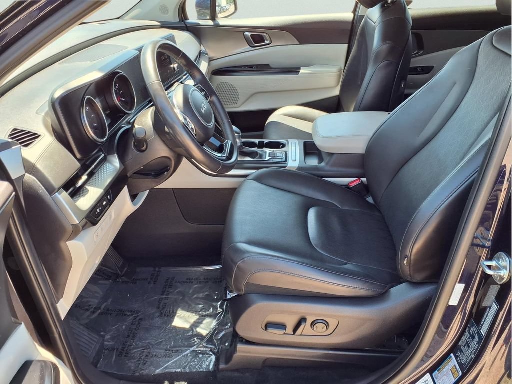 Used 2024 Kia Carnival LX FWD image 21