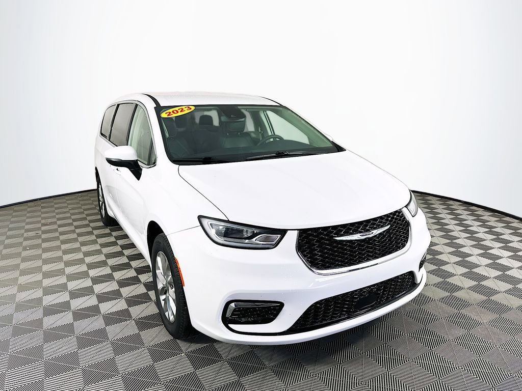 Used 2023 Chrysler Pacifica Touring-L image 2