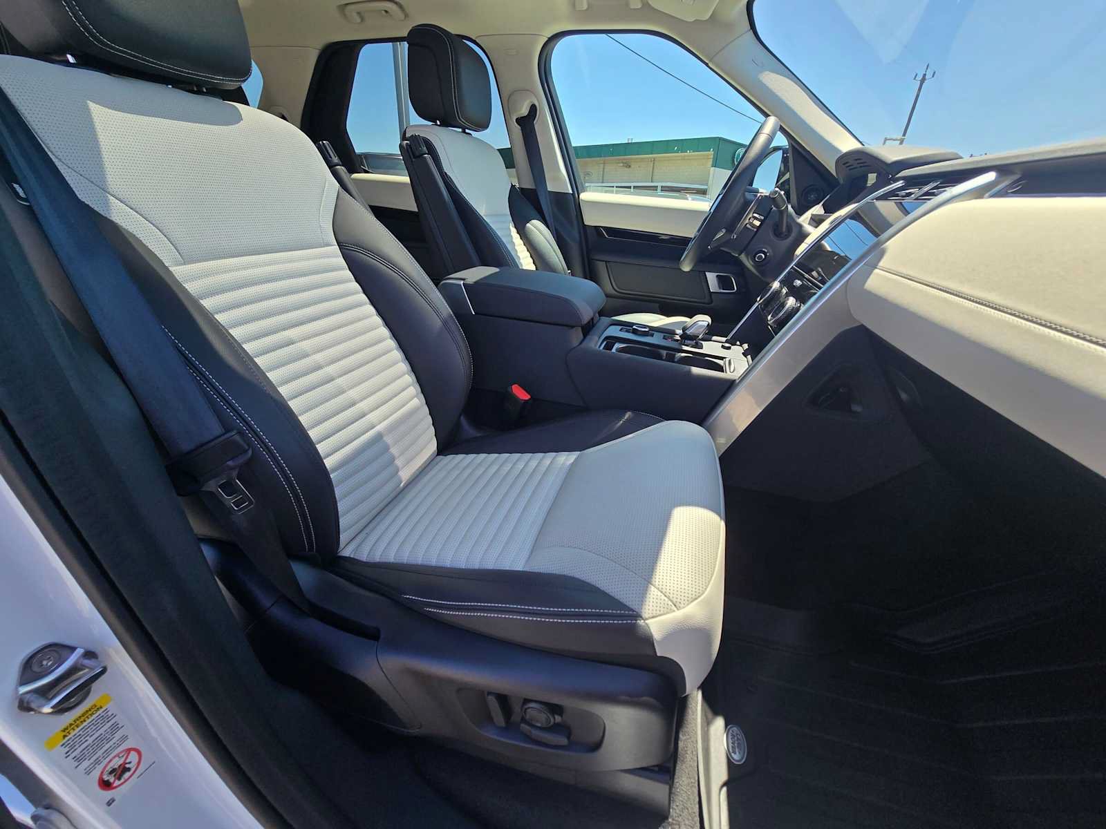 Used 2025 Land Rover Discovery S AWD/4WD image 10